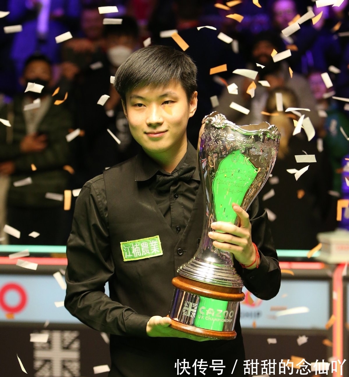 他在赛场边 他在赛场边